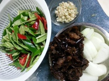 step1: 青紅椒洗淨去籽斜切片,雲耳浸水洗淨,蒜頭切碎,洋蔥切片