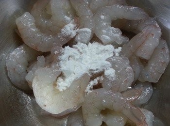 step3: 急凍蝦肉解凍後用生粉2茶匙洗淨抹乾水份