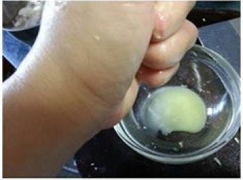 step3: 薑拍扁用刀背剁碎揸出1茶匙薑汁