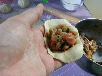 step10: 將一塊皮放入餡料,用手指摺皮邊包入摺合埋口,放上牛油紙上