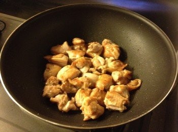 step3: 中火下油煎雞粒至2邊金黃