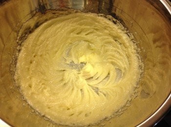 step1: 牛油室溫放軟, 加入糖用打蛋器攪勻至奶白色