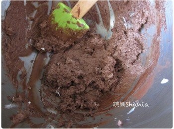 step2: 加入過篩的可可粉, 改用手動攪拌均勻