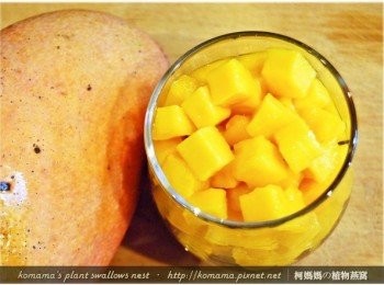 step4: 將芒果也分切成小丁狀後，擺放在黑木耳健康凍的上層。