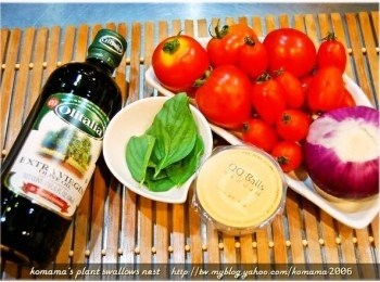 step1: 事先準備黑木耳QQ圓(起司口味)、番茄、洋蔥與九層塔等<span class="group_1">食材</span>。