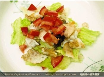 step5: 番茄用水果刀切成丁狀後，隨意擺放在鱸魚排的上層。