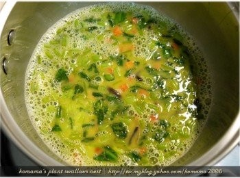 step8: 將炒軟後的<span class="group_1">食材</span>全部盛出，加入至蛋液中拌勻。