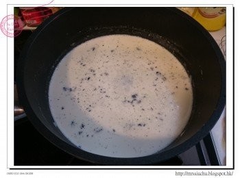 step1: 鮮奶及淡忌廉倒入鍋中。雲尼拿枝中間切開, 以刀尖刮出雲尼拿籽。雲尼拿枝及籽加入鍋中。小火煮至冒煙, 熄火, 蓋上鍋蓋浸15分鐘。拿走雲尼拿枝。