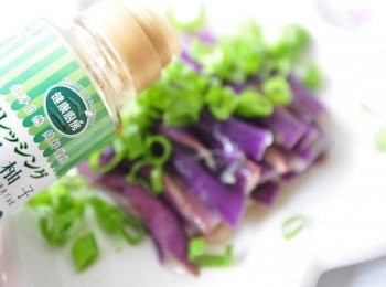 step7: 放上蔥花，再淋上和風醬汁