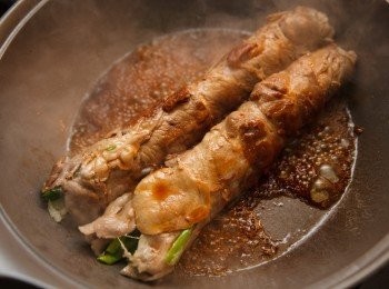 step4: 把步驟1調勻的醬料倒入鍋內，且讓蔥肉捲均勻沾裹。