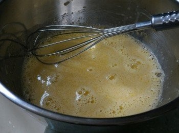 step1: 蛋黃與鹽打至淡黄，加入牛奶，菜油及雲呢拿油拌勻。