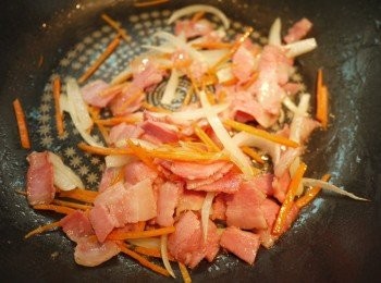 step3: 待培根的油脂釋出即放入洋蔥絲、紅蘿蔔絲翻炒