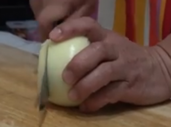 step1: 將洋蔥切圈及青瓜切絲