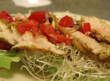 step3: ■捲餅組合：將墨西哥餅皮用乾鍋烘熱，放上蘿蔓生菜、苜蓿芽菜、烤雞，最後均勻擺上沙沙醬，開動。