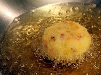 step6: 油鍋加熱約至160度，可樂餅分兩次炸，因溫度達到後包在裏面的起司片較容易溶化呈現爆漿的口感與不容易炸焦失敗。