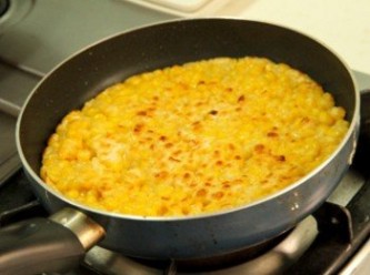 step4: 準備一只平底鍋，將玉米糊平鋪在鍋上，兩面煎成帶有金黃色即可起鍋(因玉米粒是熟食，所以只要煎一下下就可以啦)