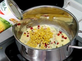 step3: 加入玉米粒、紅甜椒丁、酸黃瓜碎、黑胡椒調味即完成，食用時以玉米片或麵包片沾食即可。