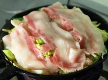 step3: 鍋開小火放入五花肉片煎出油脂後，倒入歩驟一所有材料小火煎至定型後