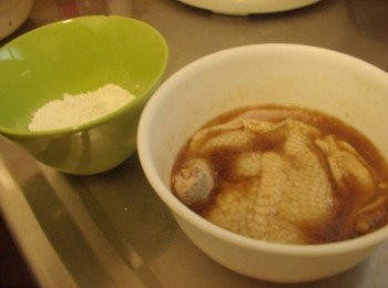 step3: 準備少許地瓜粉ˊ將雞腿兩面均勻沾上