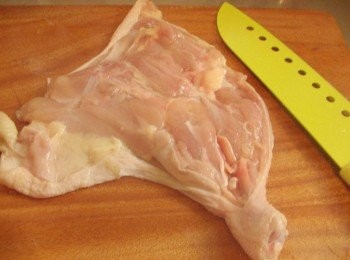 step2: 大雞腿內面ˊ在肉厚的地方用刀劃幾刀ˊ幫助蒸煮時更均勻