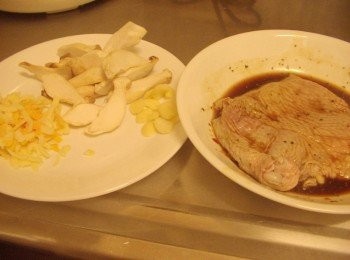 step2: 備齊所有<span class="group_1">材料</span>ˊ利用雞肉醃漬時間ˊ 將杏苞菇及蒜頭處理乾淨並切成適當大小
