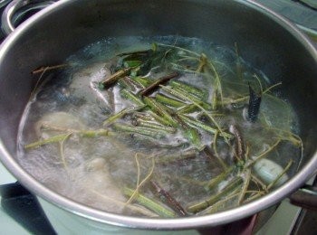 step5: 中大火煮5~6分鐘後ˊ蓋上鍋蓋ˊ改用中小火悶煮1小時即可