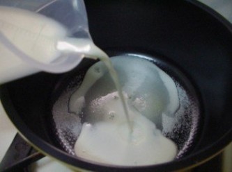 step2: 準備好一鍋子將牛奶，鮮奶油，白砂糖，放入鍋中加熱， 加熱至白砂糖溶解即可不用煮滾，關火加入香草精拌勻