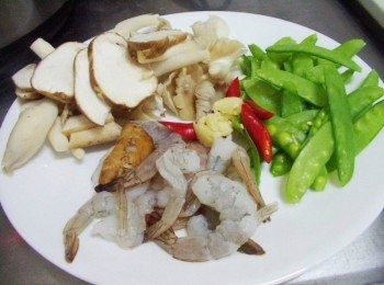 step1: 先準備好所需<span class="group_1">材料</span>ˊ蝦子開背去腸泥ˊ食材各處理成適當大小備用