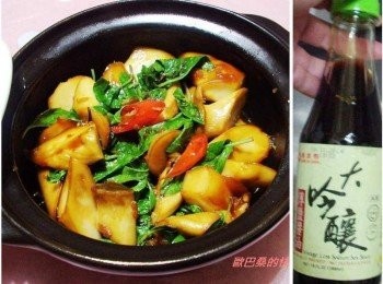 step8: 平時我做三杯會以少部分蠔油取代醬油ˊ 就是怕醬油太死鹹ˊ色澤難附著ˊ但今天全用"萬家香大吟釀薄鹽醬油"來料理ˊ 不但色澤漂亮ˊ口感也超棒