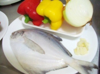 step1: 先準備好所需<span class="group_1">材料</span>ˊ蔬菜切長條ˊ蒜切細末備用