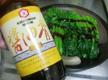 step4: 然後切成等長大小擺盤ˊ並均勻淋上醬油膏 "龜甲萬醬油膏" 以100%純釀造的甘醇醬油精心調製， 香醇甘甜的頂級風味， 無添加色素及味精。 可以簡單輕鬆帶出整體味道，入味卻不搶味， 讓我們可以用得安心ˊ吃得更健康哦。