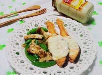 step8: 將蔬菜和鮭魚片擺盤組合ˊ搭配上香濃美味白醬即完成