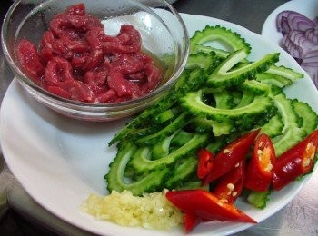 step1: 先準備好所需<span class="group_1">材料</span>ˊ牛肉絲先以<span class="group_2">牛肉醃料</span>處理ˊ 苦瓜切片ˊ蒜頭切末ˊ辣椒切小段備用