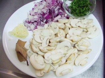 step2: 接著準備好<span class="group_3">蘑菇醬</span>所需<span class="group_1">材料</span>ˊ 蘑菇切片ˊ紫洋蔥切小丁ˊ蒜頭ˊ巴希利ˊ切細末備用