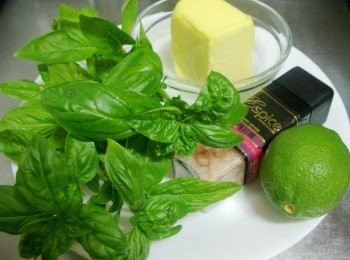 step3: 備齊<span class="group_2">羅勒奶油醬材料</span>這次使用為甜羅勒（Sweet basil）ˊ 葉片大且其香味柔和帶甜味，是義大利料理不可或 缺的香料。 著名的"青醬"就是用甜羅勒葉來製作。 羅勒被稱為『香草之王』品種非常多ˊ大多適用於料理ˊ在台灣ˊ羅勒我們也稱為九層塔ˊ但風味及品種和（Sweet basil）有很大不同。口感較嗆較強烈。