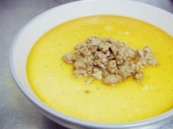 step4: 再將肉燥醬淋上ˊ並擺上蔥綠裝飾即可