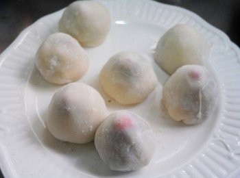 step9: 麻薯分成8份ˊ滾圓壓成圓片ˊ將完成的紅豆草莓餡ˊ 露出草莓尾放麻薯圓片中心ˊ包果捏合略為整型即可