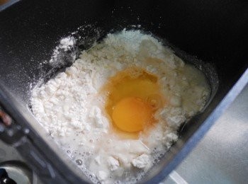 step1: Panasonic製麵包機裝上製作麵條用葉片ˊ 然後將<span class="group_1">材料</span>全部擺入攪拌容器中