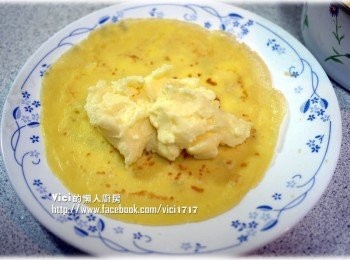 step3: 待薄皮涼後，取一張薄餅皮放上卡士達醬