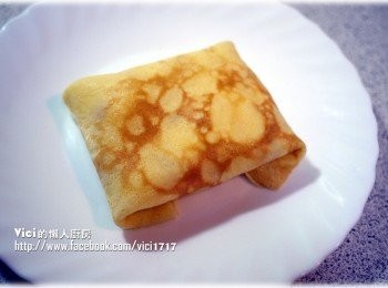 step4: 接著上下對折、左右對折的把餡包起來後，反面壓著