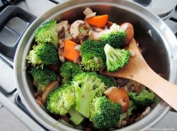 step1: 热锅里倒入少许的油，然后把洋葱爆香。洋葱开始软化后，加入少许的水和鸡精块，搅拌至鸡精块完全溶化。