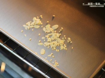 step3: 烤箱預熱至180度C(約356度F)，將裝飾用杏仁角/杏仁片送進烤箱一起預熱約2分鐘，烤出香氣後取出。