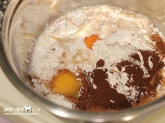 step1: 所有材料秤好，中筋麵粉＋鹽＋無糖可可粉過篩，再加入雞蛋、鮮奶，以攪拌器拌勻，放入冰箱冷藏約30分鐘。