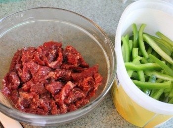 step1: 用<span class="group_2">醃料</span>將牛肉片醃製10分鐘, 青椒切絲備用