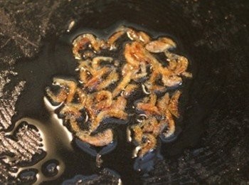 step2: 少許油爆香蝦皮