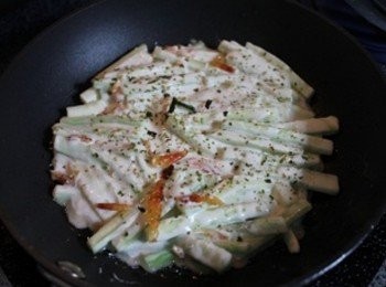 step4: 煎餅糊用少許油煎, 並在餅的表面灑上香鬆, 兩面煎到香脆