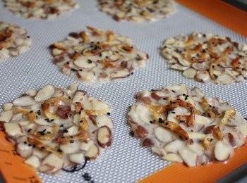 step4: 再放上櫻花蝦與黑芝麻. 入烤箱300度F/150度C 烤18-20分鐘, 至餅乾呈金黃色