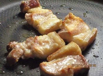 step2: 五花肉切塊放平底鍋煎到表皮呈金黃色, 醬油由鍋邊淋上嗆鍋並讓五花肉上色,撈起沿碗擺放