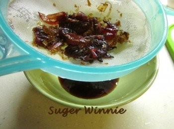 step3: 煮蒲焼醬汁: 將台東柴魚花,台東洛神花.醬油半杯一同放鍋中煮3分鐘,再放蜂蜜熬煮至有些濃稠後,用濾網過濾醬汁