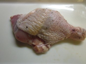 step1: 雞腿洗淨劃開較厚部份,能加速入味及熟透.取一個鐡製便當盒將雞腿放入,用醬油.糖.黑胡椒.大蒜粉,少許塩醃半小時